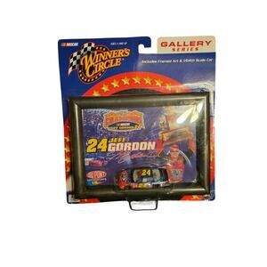 Jeff Gordon #24 DuPont 2001 Champion Winner's Circle Gallery Series 1:64 Nascar